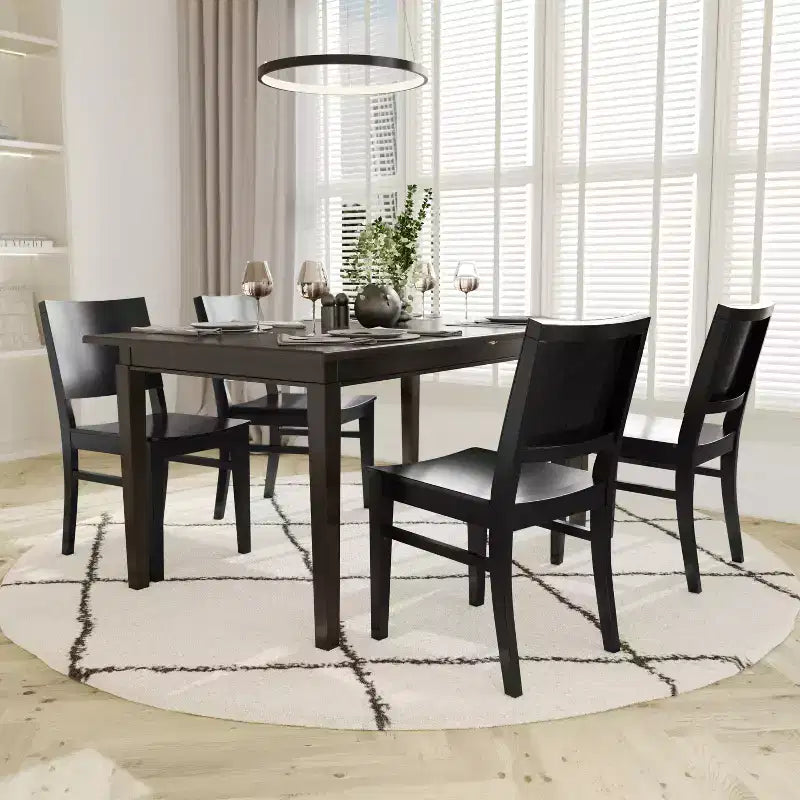 Chaises de salle à manger avec dossiers incurvés et constructions en bois massif