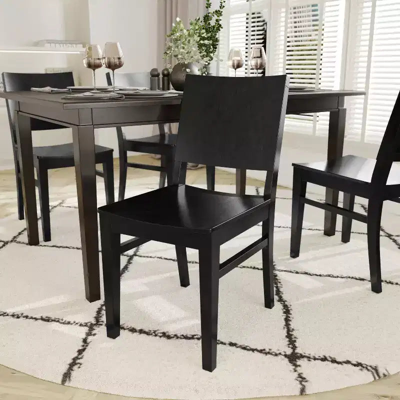 Chaises de salle à manger avec dossiers incurvés et constructions en bois massif