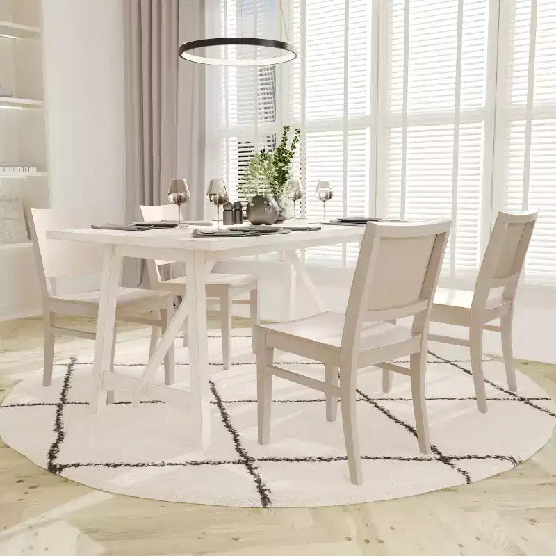 Chaises de salle à manger avec dossiers incurvés et constructions en bois massif